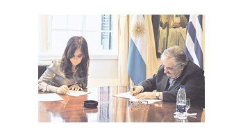 En julio pasado, Cristina de Kirchner y José Mujica acordaron que el 2 de noviembre ambos gobiernos debían presentar el plan científico para vigilar a la pastera.