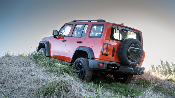 It can tow up to 2,500 kg with brake and 750 kg without brake, while its suspension, 224 mm clearance and attack and exit angles of 34 ° and 33 ° ensure stability and safety on any land. It can tow up to 2,500 kg with brake and 750 kg without brake, while its suspension, 224 mm clearance and attack and exit angles of 34 ° and 33 ° ensure stability and safety on any land.