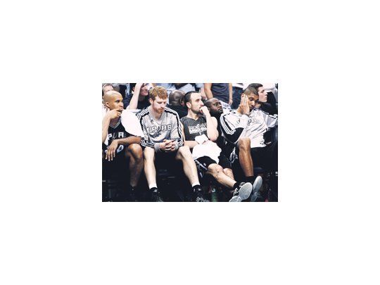 Los rostros de Richard Jefferson, Mat Bonner, Emanuel Ginóbili y Tim Duncan lo dicen todo. Los Spurs quedaron eliminados.