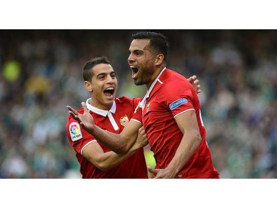 Con gol de Mercado, Sevilla ganó y llegó a la cima