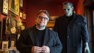 Guillermo del Toro y el monstruo de Frankenstein a sus espaldas.