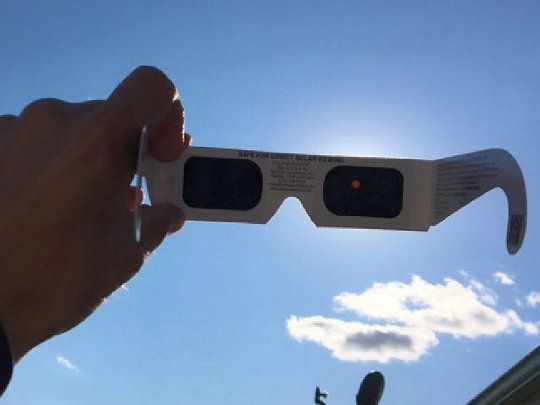 El eclipse solar deberá verse con lentes para no dañarse la vista.