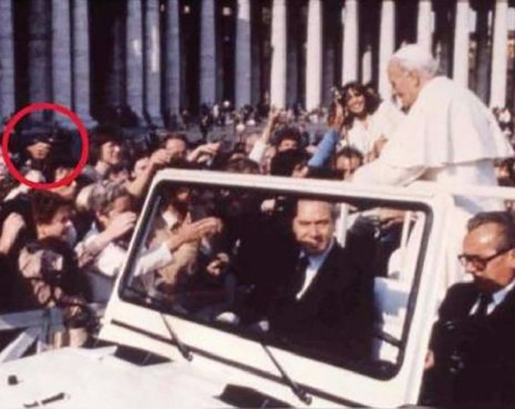 En 1981 un jurado italiano condena a cadena perpetua al turco Mehmet Ali Aca que intentó matar al papa Juan Pablo II. En 1981 un jurado italiano condena a cadena perpetua al turco Mehmet Ali Aca que intentó matar al papa Juan Pablo II.