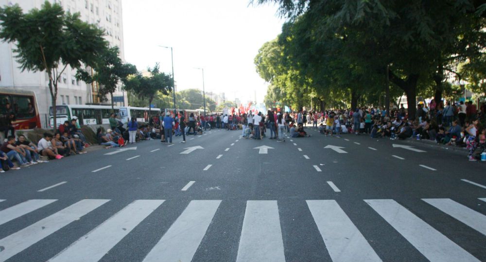 Manifestantes cortaron Av. 9 de Julio en reclamo por el pago de planes de trabajo (foto 4)