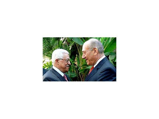 El presidente palestino, Mahmud Abbas, y el primer ministro israelí, Ehud Olmert.