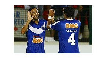 Ernesto Farías convirtió el tercer gol de su equipo en otra goleada (la anterior había sido ante Estudiantes) de Copa Libertadores.