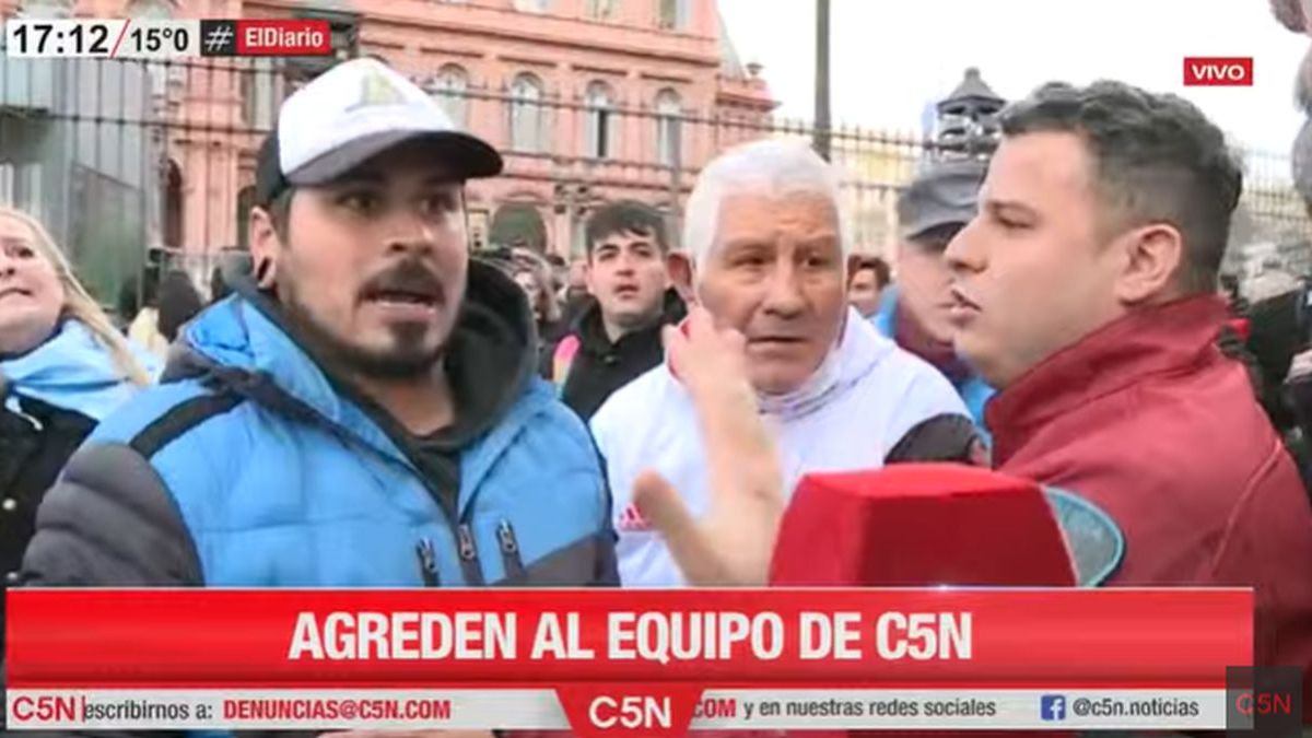 Demoraron a dos manifestantes por las agresiones a periodistas afuera de la Casa Rosada