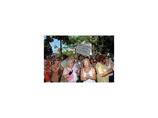 Pasajeros protestaron frente a la embajada de España