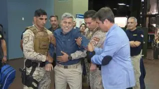 El momento posterior a que el ministro de seguridad de Córdoba sufriera la descarga eléctrica del guante. El momento posterior a que el ministro de seguridad de Córdoba sufriera la descarga eléctrica del guante.