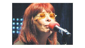 Lejos de parecer «en retirada» (pese a sus chistes al respecto), a los 63 años, Rita Lee ofreció un show intenso con canciones de diferentes épocas muy bien interpretadas.