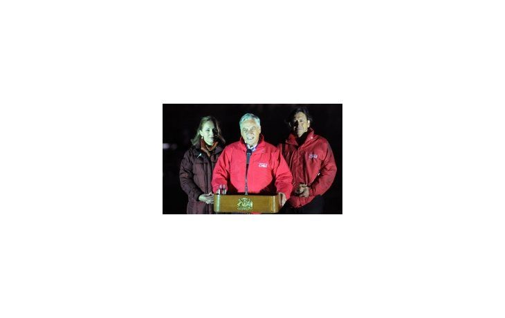 El presidente Sebastián Piñera, escoltado por su esposa y el ministro de Minería.