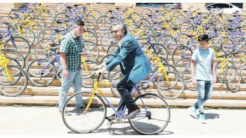 BICICLETA. Cornejo probó ayer una de las unidades que se entregan a alumnos de escuelas rurales, para fomentar el uso de movilidad sustentable.