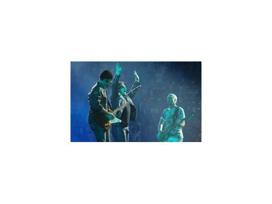 Bono y compañía en el primer show de U2.