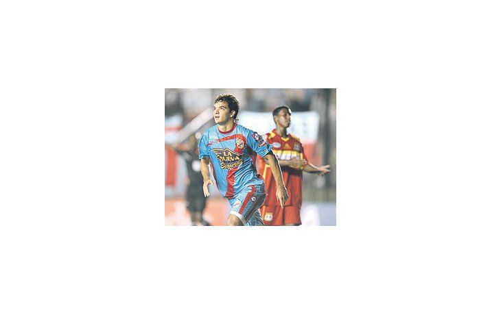 Emilio Zelaya festeja su gol en Sarandí, donde Arsenal fue muy superior al Huancayo y le ganó 3 a 0.
