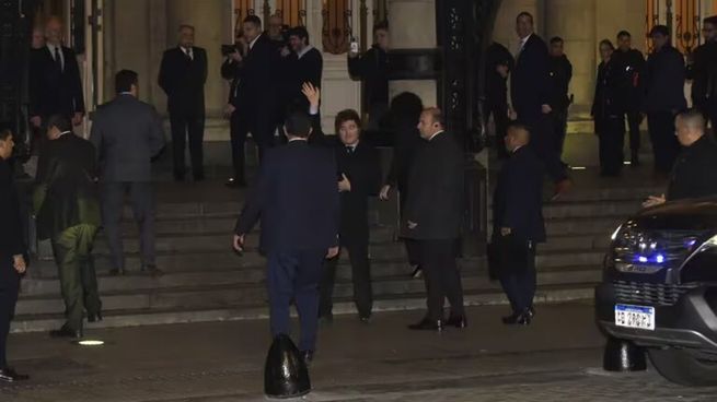 Javier Milei al ingresar al Teatro Colón.