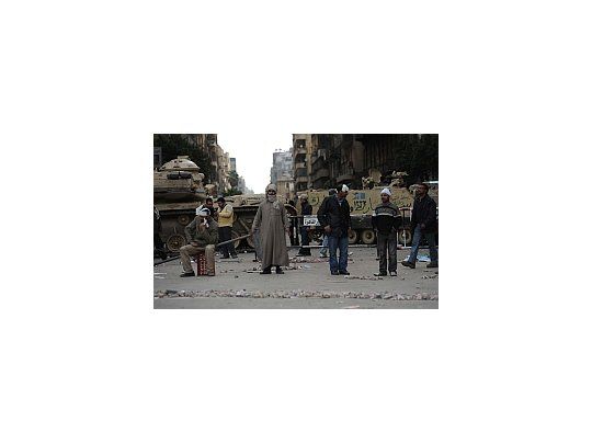 Tanques del ejército alejaron a los manifestantes partidarios de Mubarak de los que reclaman su renuncia.