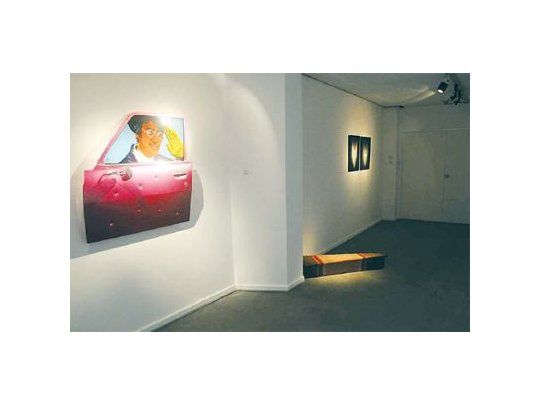 Bajo el título de “Los 90”, en una sala del Museo de Bellas Artes, se exhibe un mix de obras en dulce montón y con un texto que no alcanza a explicar la complejidad de la década. Arriba, una obra del entre candoroso e insolente Benito Laren.