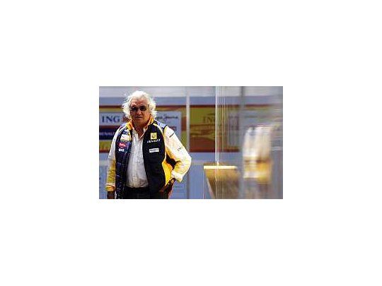 Briatore recibirá también 15 mil euros de resarcimiento.