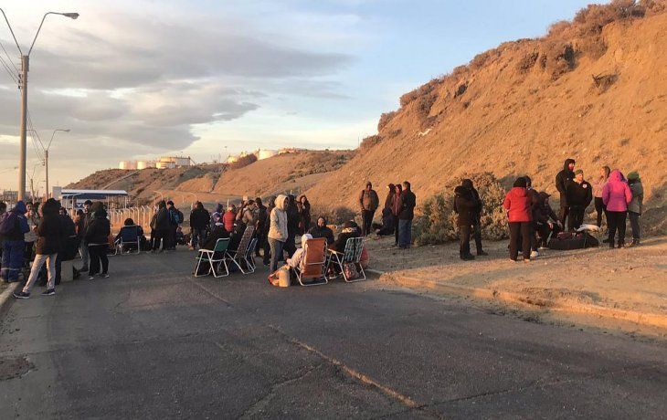El bloqueo impedía el ingreso y egreso de camiones a la plata de tanques con la que YPF abastece ciudades del sur chubutense y el noreste de Santa Cruz, mientras que Puerto Madryn y el Valle tienen suministro de camiones que llegan desde Neuquén y Bahía Blanca.