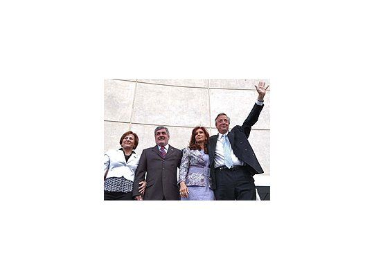 El gobernador de Chubut, Mario das Neves y su esposa, junto al presidente Kirchner y la mandataria electa, Cristina Fernández en la asunción del gobierno provincial.