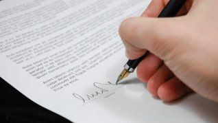 La grafología indica que sobrayar en la firma puede hablar de autoexigencia, liderazgo y también tendencia al control.