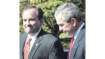 Scott McClellan y George W. Bush en tiempos mejores, cuandoel primero era, además del portavoz del presidente, sufuncionario más leal. Pero ahora publica un libro que revelalas miserias de la administración antes de la guerra en Irak.
