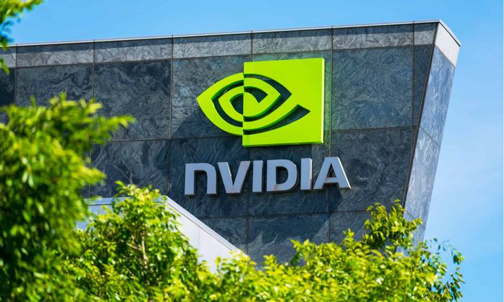 Sucede que actualmente, Nvidia controla más del 80% del mercado de chips de IA para centros de datos, pero defiende que su éxito se basa en el mérito de sus productos