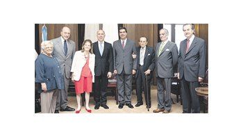 ámbito.com | Jorge Capitanich ayer en su excursión al Salón de Embajadores de la Corte. Lo recibieron todos los magistrados. Juan Carlos Maqueda fue efusivo (fueron senadores) y Carlos Fayt buscó el brazo del visitante.