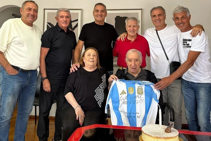 The world champions visited Carlos Bilardo on March 16. The world champions visited Carlos Bilardo on March 16.