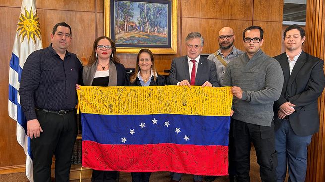 Omar Paganini posó junto a la antigua bandera de siete estrellas venezolana.