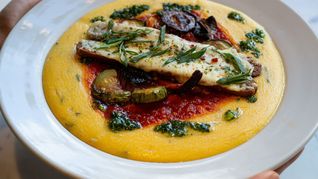 Cómo preparar la mejor polenta con tuco para combatir el frío