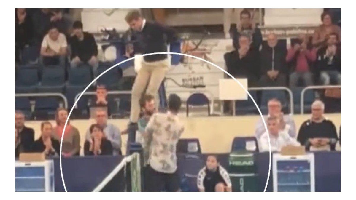 Unusual: two tennis players wanted to fight and the judge had to separate them