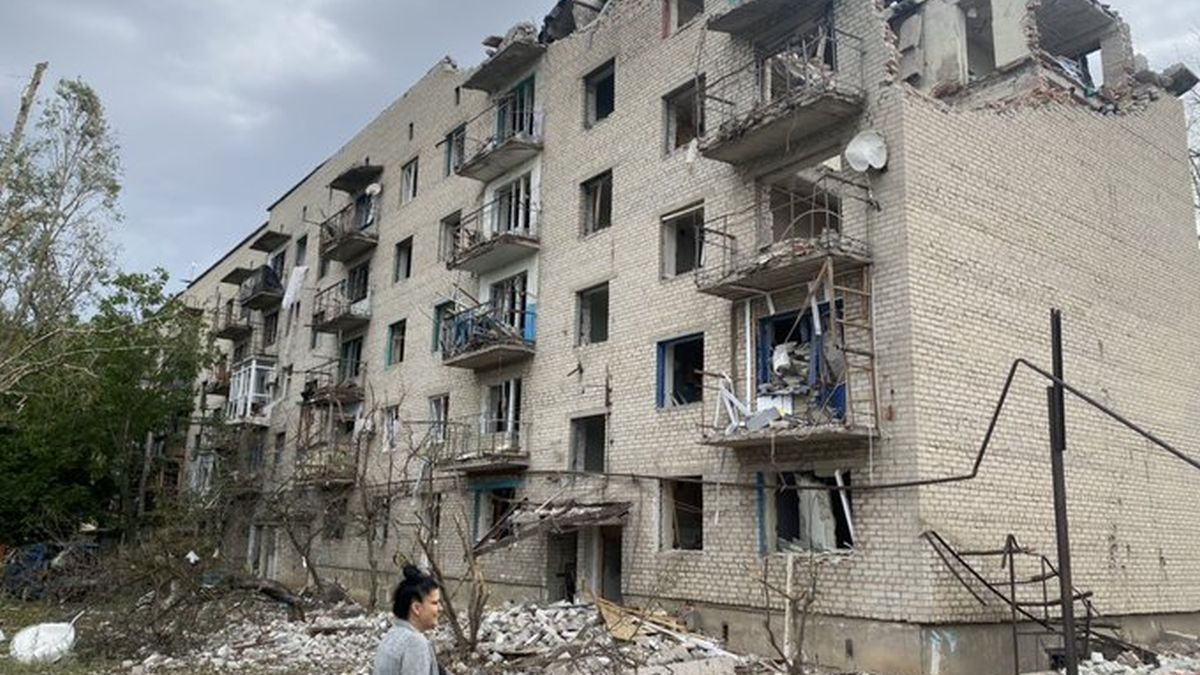 at least 15 killed in a Russian bombardment in the east