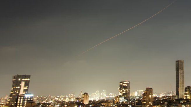 Un proyectil atraviesa el cielo de Israel tras un ataque con misiles de Irán. 
