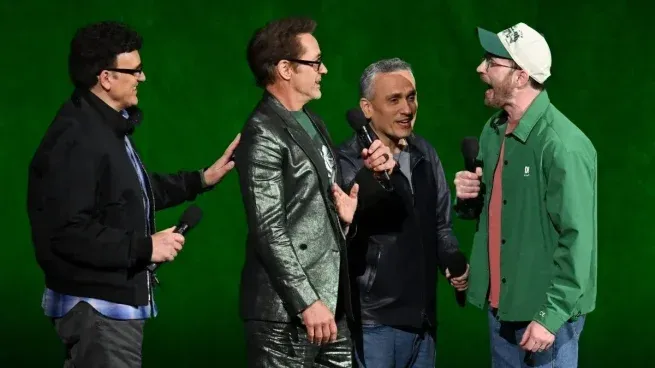 Downey Jr. Evans y los hermanos Russo en el escenario de CinemaCon.