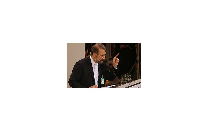Según el presidente del parlamento de Teherán, Ali Lariyani, se están llevando adelante quemas del libro sagrado del Islam en EEUU