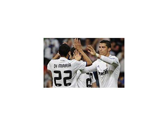 Cristiano Ronaldo festeja con Ángel Di María. El portugués es goleador de la liga con 36 tantos, cinco más que Lionel Messi.