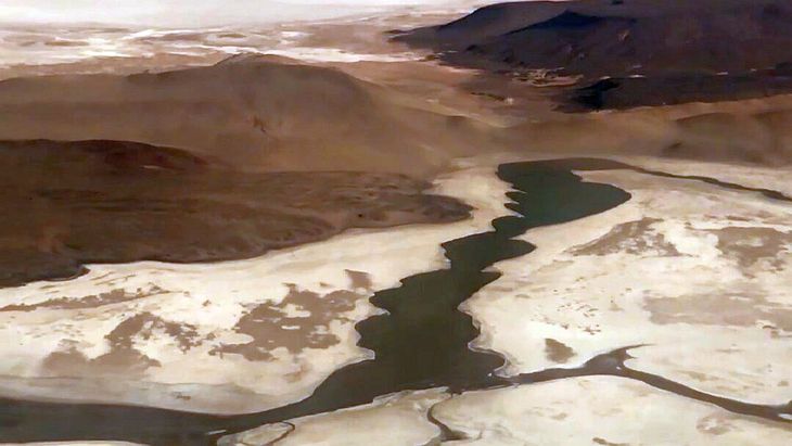 Agua en la Puna. Imágen aérea de los cursos de agua del Salar del Hombre Muerto en Catamarca. 