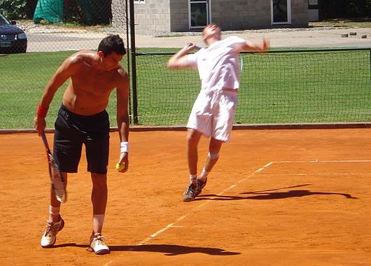 Victor Hanescu y su homónimo Crivoi se adaptan a la superficie que eligió Argentina en esta primera fase de la Copa Davis.