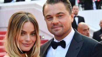 La actriz australiana Margot Robbie, junto a Leonardo Di Caprio.