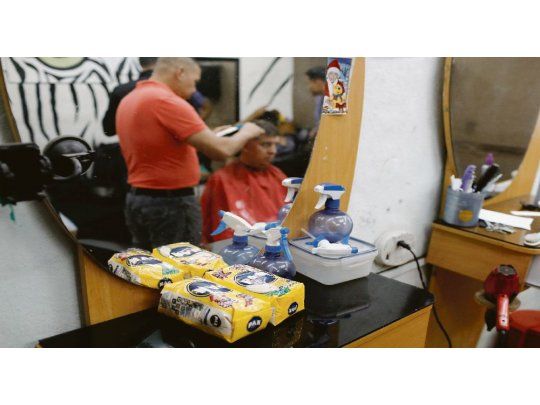EN ESPECIES. Alfredo Silva, un peluquero de La Vega, al oeste de Caracas, acepta comida a cambio de los cortes de cabello que realiza.