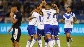 Abrazo. Vélez venció a Gimasia en su inicio de la Liga Profesional.