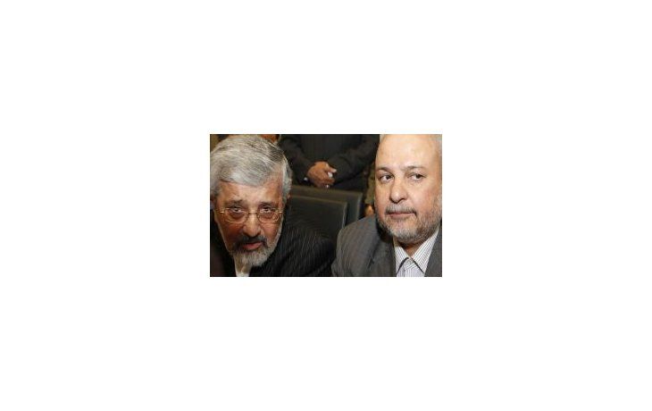 El ministro de Petróleo de Irán, Minister Masoud Mir Kazemi , junto a otro funcionario de ese país.