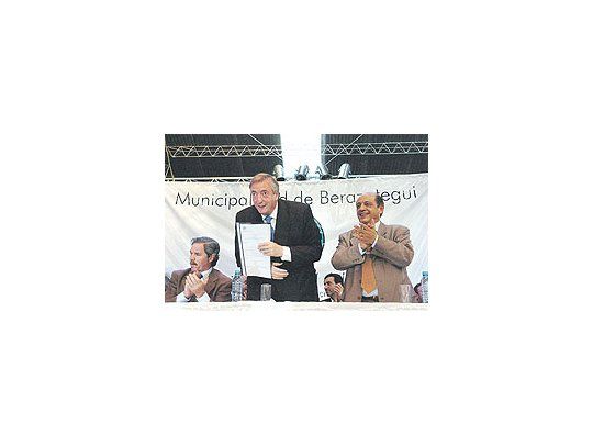Néstor Kirchner, en un acto en Berazategui, rodeado por el gobernador Felipe Solá y el intendente Juan José Mussi, embistió contra el turismo, la Sociedad Rural yCARBAP por la inflación.