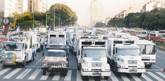 Para el acto del Congreso no alcanzaron los micros y el PJ recurrió hasta a camiones de basura para transportar a los militantes.