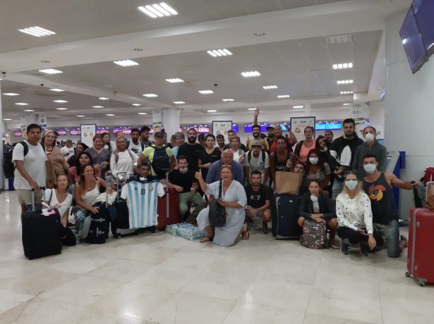 Miles de argentinos varados buscan volver al país, tras el cierre de fronteras y la anulación de vuelos.