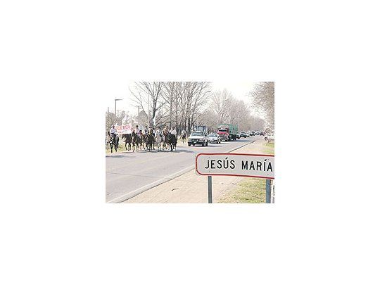 Un grupo de gauchos encabeza la caravana que se realizó en Jesús María, Córdoba, paramarcar el inicio del primer paro agropecuario contra Néstor Kirchner.