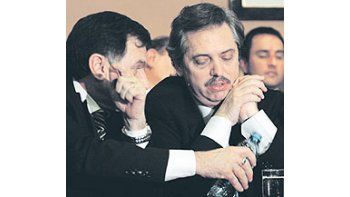 ámbito.com | Agua en el desierto; Julio Pereya, jefe de la tribu de intendenteskirchneristas, le surte el refresco a un Alberto Fernández que ya sabía cómo venía el partido. Minutos más tarde, la capitulación.