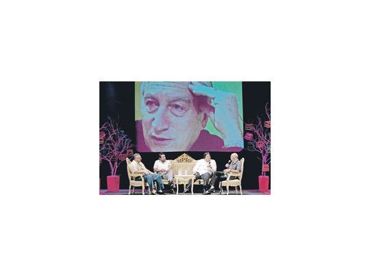 Los argentinos Cristian Alarcón y Martín Caparrós compartieron el homenaje a Martínez con el venezolano Sergio Dahbar y el colombiano Jaime Avello, director de la fundación organizadora del festival.