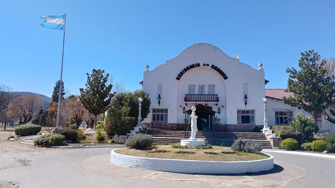 Residencia Cosquín, establecimiento para el turismo de los afiliados ubicado en la base del Cerro Pan de Azúcar frente al Río Cosquín en un entorno de paisaje serrano.&nbsp;&nbsp;